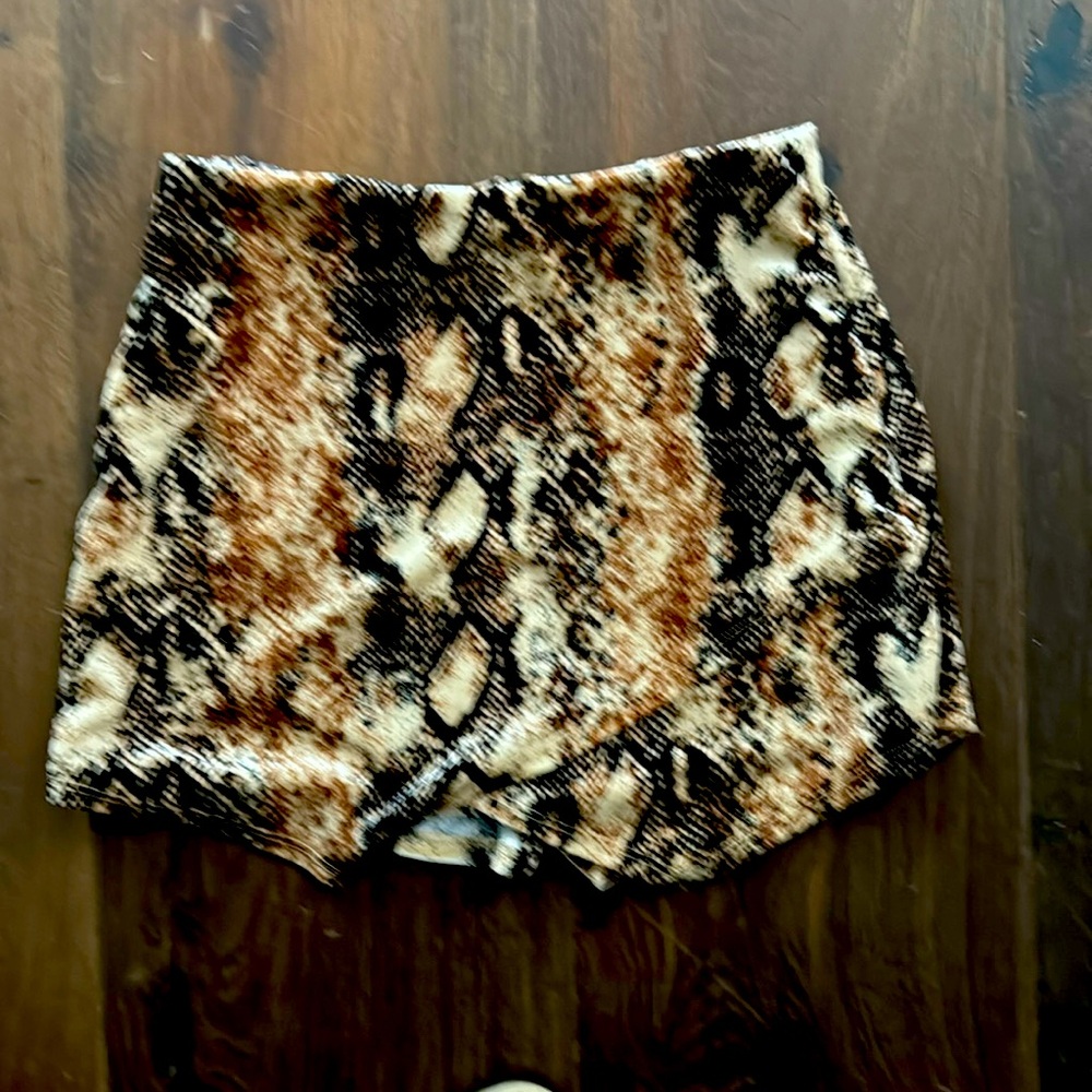 Snake skin velvety spandex skort